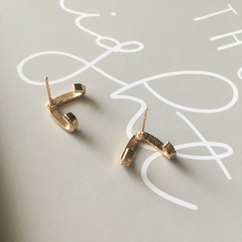 'Hug' Minimalist Triangle Bar Ear Jacket Earrings - Picture 9 of 10